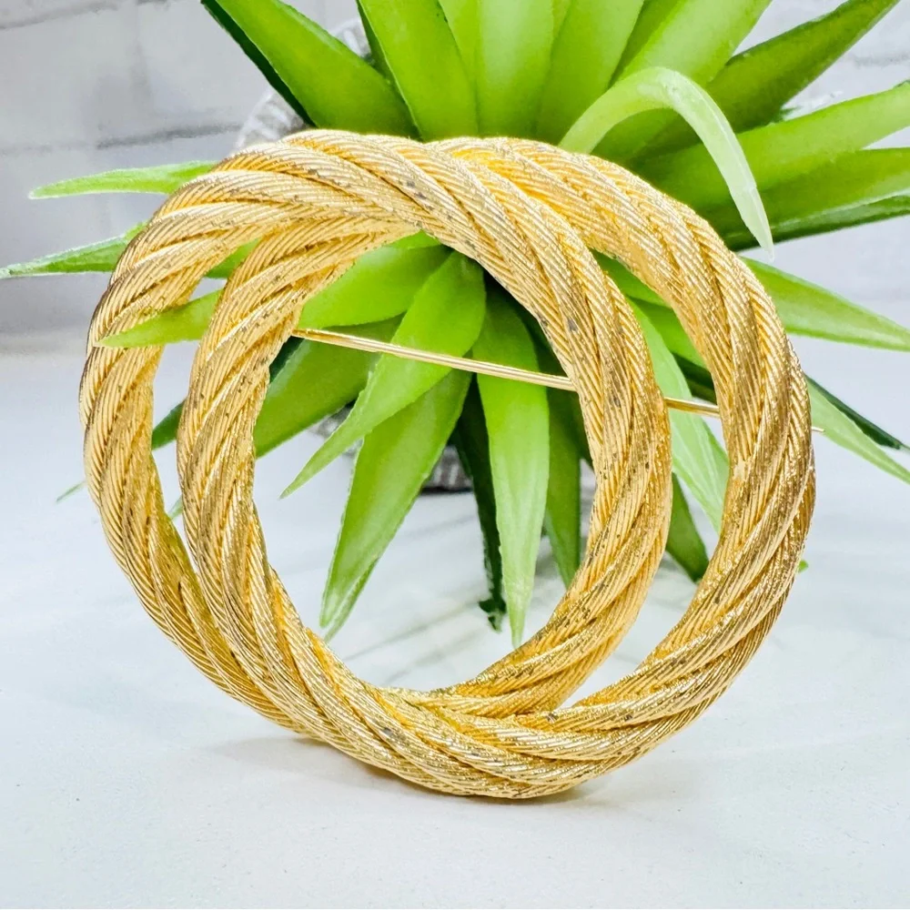 Vintage 80s Christian Dior Retro Gold Tone Double Circle Twisted Rope Brooch Pin